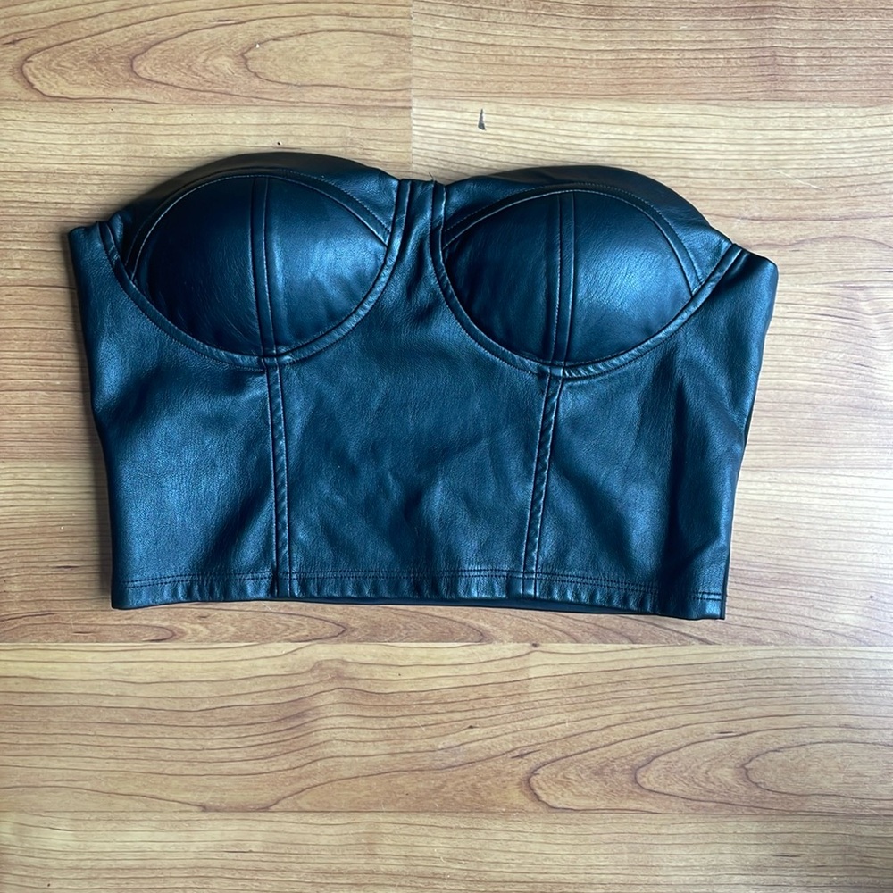 Sincerely Jules top
Color: black 
Size:small